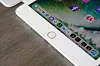 iPad mini benytter fortsatt den «gode gamle» fingeravtrykksleseren, i motsetning til Pro-modellene hvor Apple har gått over til ansiktsgjenkjenning. Foto: Kurt Lekanger