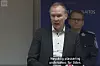 Traficom-sjef Jarkko Saarimäki på en pressekonferanse torsdag. På det tidspunkt hadde de sparsomt med informasjon om skadene på de fire kommunikasjonskablene. Foto: Yle, skjermdump