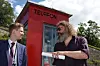 En gammel telefonkiosk var kulisse da statssekretær Reynir Jóhannesson (t.v.) fikk innspill fra IKT Norge og Torgeir Waterhouse om bedre digital infrastruktur.