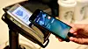 Apple Pay har blitt godt mottatt av danske iPhone-brukere. Men bruken av tjenesten kan føre til at varene i butikkene blir dyrere.