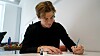 Deniz Sæther-Mehmetoglu viser hvordan fyllepennen skal holdes.