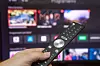 Den nye fjernkontrollen er enkel å bruke, og lar deg styre både mottakerboksen og TV-en – men ikke et evt. surround-anlegg. Foto: Kurt Lekanger