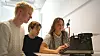 Studentene kan den nye teknologien, men blir utfordret av det som var enkelt for forrige generasjon. Lena Hylving innvier Håkon Jære Johannessen (t.v.) og Deniz Sæther-Mehmet i skrivemaskinens hemmeøligheter. Foto: Elina Melteig/UiO