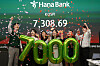 Ansatte i Hana Bank jublet onsdag morgen da den sørkoreanske børsens hovedindeks Kospi hadde passert 7000 poeng, blant annet på grunn av Samsung.