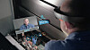Tusenvis av heismontører hos Thyssenkrupp kan nå bruke HoloLens mens de vedlikeholder eller reparerer heiser. Bildet viser hvordan det kan se ut når en montør konfererer om en teknisk detalj med en ekspert.