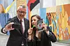 Selfie time! Også stortingsrepresentanter vil ha selfie med forfattere. Foto: Are Thunes Samsonsen