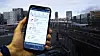 Sporovervåkningsappen i bruk ute i Oslo. Appen kan benyttes på både datamaskin og mobil. Det er en stor fordel, mener Havnerås som selv er innom å titter på tingenes tilstand selv om han er på ferie. Foto: Bane Nor