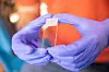 Metoden benytter selvlysende blekk som skrives ut på en epoxy-overflate. Foto: Harvard University