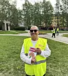 Lukas Ashraci (foran) har kuttet ut Facebook til fordel for den norske plattformen Hudd. I bakgrunnen i Birkelunden ser vi flere frivillige i gule vester som oppfordret folk til å bytte ut tjenester som Outlook og Chrome i helgen. Foto: Marius B. Jørgenrud