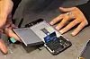 Her har teknikeren til HMD åpnet Nokia G22 og tar ut batteriet Foto: Oskar Hope-Paulsrud