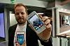 Frode Vestned i Telenor viser frem Alcatel-telefonen med Firefox OS. Dette blir en rimelig modell myntet på vekstmarkeder.