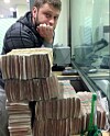 Seleznev var i besittelse av store seddelbunker da han ble pågrepet på Maldivene i 2014. Landet valgte senere å utlevere ham til USA til tross for at de ikke har utleveringsavtale med amerikanerne.