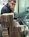 Seleznev var i besittelse av store seddelbunker da han ble pågrepet på Maldivene i 2014. Landet valgte senere å utlevere ham til USA til tross for at de ikke har utleveringsavtale med amerikanerne.