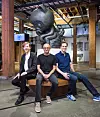 Fra v. avtroppende Github-sjef og medgründer Chris Wanstrath, Microsofts toppsjef Satya Nadella og Nat Friedman som er utpekt til å lede Github etter overtakelsen. Foto: Richard Morgenstein/Microsoft
