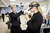 Digitaliseringsminister Karianne Tung (Ap) og justisminister Emilie Enger Mehl (Sp) fikk denne uken presentert både tekniske innovasjoner og ambisiøse IT-planer under sitt besøk på Politihuset på Grønland. Her tester de det nyeste hodekameraet til politiet.
