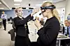 Digitaliseringsminister Karianne Tung (Ap) og justisminister Emilie Enger Mehl (Sp) fikk denne uken presentert både tekniske innovasjoner og ambisiøse IT-planer under sitt besøk på Politihuset på Grønland. Her tester de det nyeste hodekameraet til politiet.