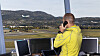 En flygeleder overvåker og dirigerer flytrafikken i og rundt Norge i flytårnet på Værnes. Illustrasjonsfoto.