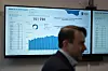 Datasjøen samler og visualiserer store mengder kommunale data. Her står Lars Haavik foran et dashbord som viser de mest populære navnene i Stavanger. Foto: Tommy Ellingsen