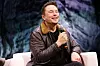 Elon Musk tok turen innom for å svare på spørsmål fra deltakerne. Storheter som Bernie Sanders og Arnold Schwarzenegger glimret også med sitt nærvær. Foto: NTB Scanpix