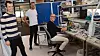 Data Respons R&D Services har flere lab'er. Her ser vi utviklingsingeniørene Sivert og Olav, samt spesialist-utviklingsingeniør Jörgen. Alle tre har maskinvare som fagfelt. Foto: Harald Brombach