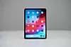 Helt nytt: Apples nye iPad Pro 11-tommer har fått tynne rammer i topp og bunn. Det betyr at fingertrykkleseren er borte, men ansiktgjenkjenningen og et modifisert grensesnitt gjør jobben ypperlig. Foto: Eirik Helland Urke