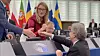 Europaparlamentets president Roberta Metsola feirer at parlamentsmedlemmene har vedtatt AI Act med overveldende flertall.