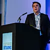 Salgssjef Svein Arild Ims har det travelt med å spre budskapet om hvordan Altibox nå satser tungt på salg av internasjonal fiberkapasitet. Dette bildet er tatt i London under en stor konferanse i februar for den globale sjøkabelindustrien der Ims var en av foredragsholderne. Foto: Altibox