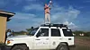 Er det dekning her? UiO-professor Josef Noll måler bredbåndsdekningen i et landlig område i Tanzania. Foto: Elibiraki Mwakapeje