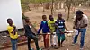 Forutsetning for bærekraft: Josef Nolls samarbeidspartner, Rashid Ally, installerer internett på en skole i Tanzania. Foto: UiO