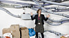 Stortingsdirektør Marianne Andreassen foran deler av rørpostsystemet på Stortinget. I over 150 år har rørpostsystemet på Stortinget vært i bruk. Årlig sendes rundt 5.000 forsendelser med rørposten – eller nesten 14 hver dag.