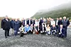 En rekke personer fra næringslivet og politikken var samlet i Narvik torsdag. Her er de avbildet foran tomten hvor datasenteret skal bygges. Foto: Arash A. Nejad