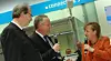 Forbundskansler Angela Merkel orienteres på CeBIT-messen av Lancom-gründere Ralf Koenzin og Stefan Herrlich.