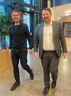 IT direktør i Nav Jonas Slørdahl Skjærpe ser frem til å jobbe sammen med administrerende direktør i Crayon Geir Gulliksen. Foto: Crayon