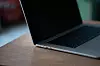 På venstre side har Macbooken kun to USB-C/Thunderbolt-porter og én Magsafe ladeport. På høyre side er det kun inngang til hodetelefoner Foto: Oskar Hope-Paulsrud