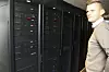 Det er ikke mye som minner om en møkkakjeller i datasenteret, bortsett fra at det ligger i kjelleren på låven. Håkon Svendsen, direktør for teknologi og tjenesteutvikling, forteller om viktigheten av tett samarbeid mellom programvare og maskinvareleverandører når systemene er hyperkonvergerte. Foto: Harald Brombach