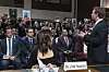 Meta-direktør Mark Zuckerberg reiste seg og henvendte seg direkte til publikum under høringen i Senatets justiskomité onsdag.