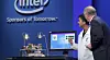 Intel-topp Paul Ottelini og en ingeniør viste tirsdag frem en prosessor drevet av lysenergi på IDF-konferansen i San Francisco.