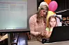 Nora Haakonsen Toth (9) og IT-lærer-for-dagen Mailen Greve i tospann med programmering på storskjerm.