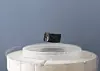 Magnet som svever over en superleder. Fenomenet kalles for Meissner-effekten, som betegner superlederes evne til å støte fra seg magnetfelt.