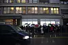 Svært mange tidligere ansatte i Opera og Trolltech deltok på markeringen i går ettermiddag. Grått og trist regnvær passer bygningen godt. Foto: Marius Jørgenrud