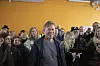 Lars Knoll var blant de nærmere 80 personene som trosset regn og surt høstvær i Oslo for å få med seg avdukingen. Foto: Marius Jørgenrud