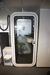 Skal man ta en telefon, bør det gjøres i en telefonkiosk. Her har en skøyer hengt opp en lapp på utsiden. Foto: Erlend Tangeraas Lygre