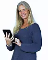 Førsteamanuensis Marianne Hagelia har undersøkt en gruppe unge talenter som driver med avansert programmering og problemløsning uten nevneverdig hjelp fra skolen. Foto: Høgskolen i Volda