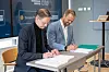 Nils Ivar Skaalerud i Junglemap og Erlend Andreas Gjære Secure Practice signerer avtale med MPS fredag. Foto: DFØ.