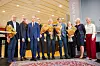 Statsminister Jonas Gahr Støre (Ap) og forsknings- og høyere utdanningsminister Sigrun Aasland (Ap) delte ut penger til norske KI-sentre tidligere i sommer. Her med Forskningsrådets direktør Mari Sundli Tveit (lengst til høyre) og lederne fra hvert senter. Foto: Heidi Sævold
