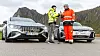 Ingeniørene Nicolai Gerrard fra Nkom (til venstre) og Tomas Levin fra Statens vegvesen er i full gang med jammetester på Andøya. Rundt 20 biler brukes i testene, i tillegg til helikopter og droner.