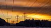 Strømmaster i desemberlys i Vestby i Follo. Om teknologien lar seg skalere, vil vi kunne få lavere strømpriser i fremtiden, tror forskerne. Agder Energi mener det foreløpig er vanskelig å gi et godt svar på om AI tar bedre avgjørelser enn menneskene. Foto: Håkon Mosvold Larsen / NTB