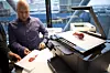 Bakgrunnen på bildene den skanner inn blir visket vekk. Beta-utgaven vi fikk demonstrert ga noen slagskygger på objektene, men dette skal bli bedre før lansering, mente HPs produktsjef Rune Vintervoll.