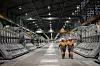 Fra innsiden av Hydros aluminiumsanlegg i Årdal. En kartlegging viste behov for å styrke innendørs mobildekning. Foto: Hydro