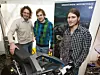 Linux-MC: (fra. v.) Gründer Robert Engels viser frem doningen han har laget, sammen med kollegene Christoph Keller og Julius Pflug.